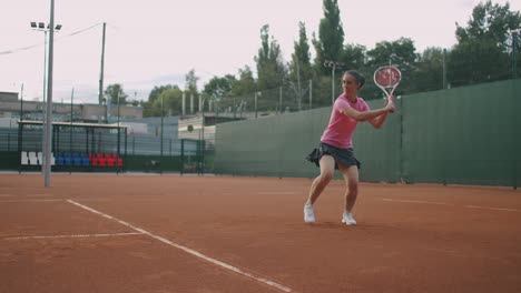 Joven-Caucásica-Jugando-Tenis-En-Una-Cancha-Devolviendo-Una-Pelota-En-Cámara-Lenta